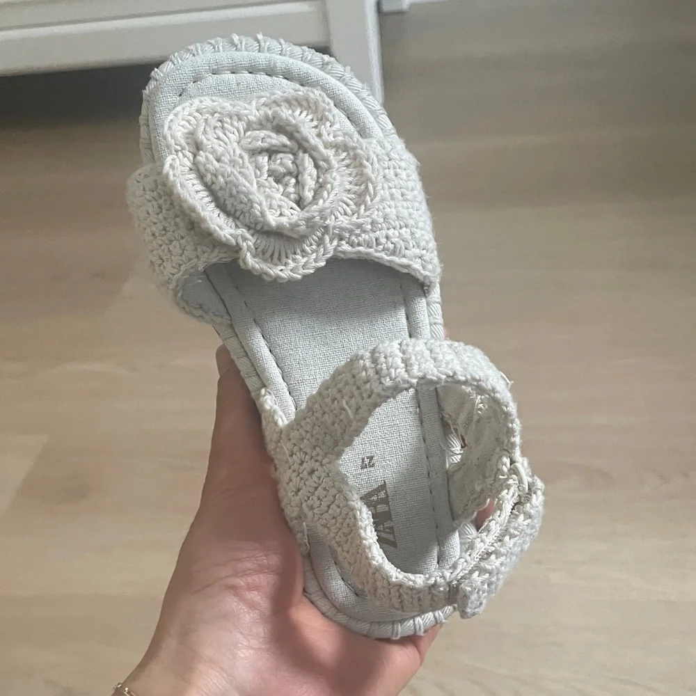 Zara Kids Cream Crochet Flower Sandals - Picture 5 of 8